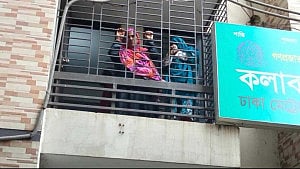 Four held during march to Dhanmondi 32