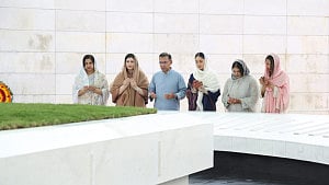 বাবা-মায়ের কবর জিয়ারত প্রধানমন্ত্রীর