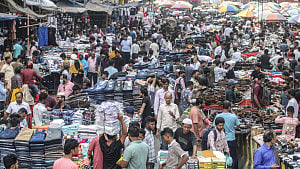 ফুটপাতে জমেছে ঈদের কেনাকাটা