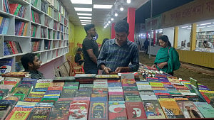 বইমেলা: ছুটির পর জনসমাগমে ভাটা
