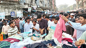 সাধ আর সাধ্য ‘মেলানোর’ ফুটপাতে ঈদের হাঁকডাক