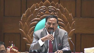 বক্তব্যের শুরুতেই স্পিকারের মাইকে গোলযোগ