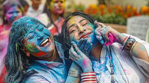 Vibrant moments in powdered hues of Dol festival