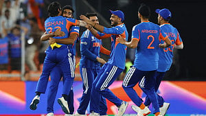 India crush NZ to retain T20 WC title