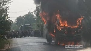 Dozens escape bus fire in Jashore