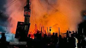 ঝালকাঠিতে মাঝরাতে পুড়ে ছাই ৬ দোকান