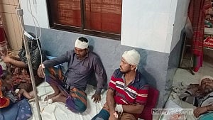 ঝিনাইদহে ভিজিএফের কার্ড বিতরণ নিয়ে সংঘর্ষ, আহত অন্তত ২৫