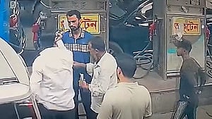 গাড়ির ‘ট্যাংক ফুল’ করতে পাম্পে সাংবাদিকের পিস্তল প্রদর্শনের ভিডিও ফেইসবুকে