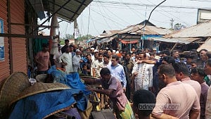 লক্ষ্মীপুরে অর্ধশত দোকান ভেঙে বাজারের ড্রেন-গলি দখলমুক্ত