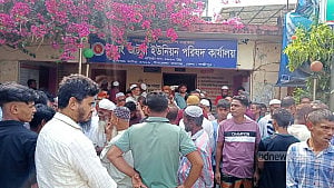 Chhatra Dal men oust union council chairman in Lakshmipur