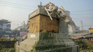 একাত্তর ও চব্বিশকে এক কাতারে আনার রাজনীতি