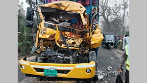 মাদারীপুরে দাঁড়িয়ে থাকা ট্রাকে আরেক ট্রাকের ধাক্কা, নিহত ১