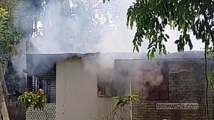 মাদারীপুরে জমির বিরোধে ব্যবসায়ীকে কুপিয়ে হত্যা, বাড়িতে অগ্নিসংযোগ