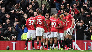 United crush Villa, tighten grip on 3rd