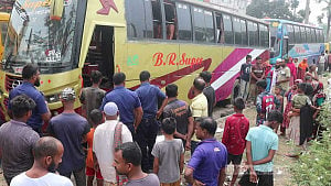 নওগাঁয় বাস থেকে চালকের সহকারীর লাশ উদ্ধার