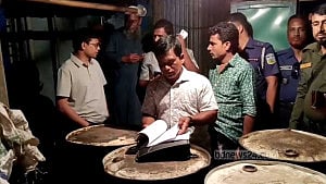 নেত্রকোণায় ‘অবৈধভাবে’ মজুদ করা ৮০০ লিটার পেট্রোল জব্দ