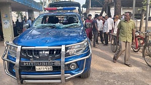 Police, UP chairman attacked over Teesta stone lifting
