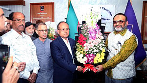 দায়িত্ব বুঝে নিয়ে র‌্যাঙ্কিংয়ে উন্নতিতে জোর ঢাকা বিশ্ববিদ্যালয়ের নতুন উপাচার্যের
