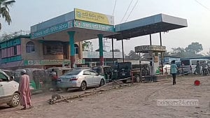 Fuel crunch hits Eid returnees in Pabna
