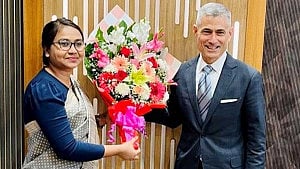 বাংলাদেশ ও যুক্তরাষ্ট্রের ‘কৌশলগত বন্ধন জোরদারে’ ঢাকায় পল কাপুর