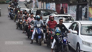 ডিপো থেকে সরবরাহ স্বাভাবিকের দাবি, তবুও তেল মিলছে না পাম্পে