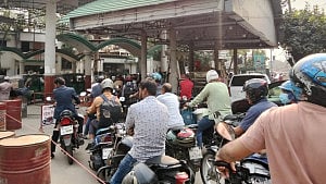 ‘সবার আগে বাংলাদেশ’ নয়, পাম্পে ‘সবার আগে বিএনপির নেতাকর্মী’: সংসদে অভিযোগ