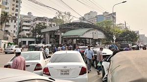 ‘হুজুগে’ পাম্পে পাম্পে তেল কেনার হিড়িক