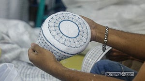 ঈদের আগে টুপি তৈরির ধুম