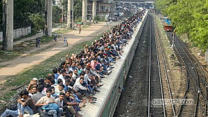 ট্রেনে ঘরমুখো মানুষের ভিড়