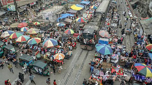 রেল লাইনে দোকান, ঈদের আগে বেড়েছে আরও