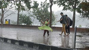 ঢাকায় ৬ ঘণ্টায় ৫৯ মিলিমিটার বৃষ্টি, নদীবন্দরে ১ নম্বর সংকেত