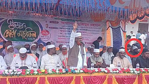রাজশাহীতে জামায়াতের ইফতার মঞ্চে তালিকাভুক্ত ‘মাদক কারবারি’, সমালোচনা