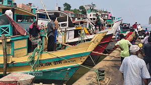 জ্বালানি তেল সংকট: কাপ্তাই হ্রদে বন্ধ হতে পারে লঞ্চ চলাচল