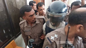 চাঁদাবাজিকাণ্ডের সেই রাজ্জাক এবার হত্যাচেষ্টা মামলায় রিমান্ডে
