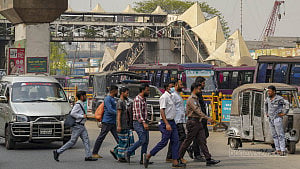 সড়ক পারাপারে ঝুঁকি