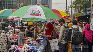 হকারদের দখলে ফুটপাত, ভোগান্তিতে পথচারী