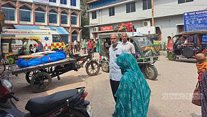 সাতক্ষীরায় শ্বশুরবাড়ি থেকে গৃহবধূর ঝুলন্ত লাশ উদ্ধার, ‘শরীরে ক্ষত’