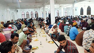 শেরপুরের মাইসাহেবা মসজিদে ধনী-গরিবের একসঙ্গে ইফতার