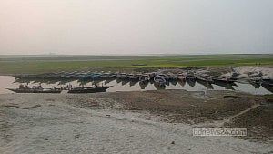 যমুনায় ধু ধু বালুচর: ফসলের হাসি, জেলের করুণ মুখ