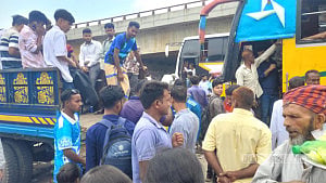 ‘সমঝোতার সড়কে’ চাঁদাবাজি, অনিয়ম, বিশৃঙ্খলা আর মৃত্যুর মিছিল