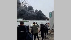 ইরানের হামলায় ইসরায়েলের শিল্প এলাকায় আগুন, বিপজ্জনক রাসায়নিক ছড়ানোর আশঙ্কা
