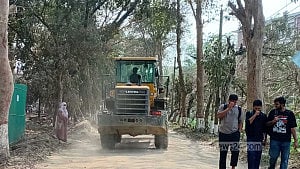 ধুলায় নাকাল শাবি ক্যাম্পাস, মেডিকেলে শিক্ষার্থীদের ভিড়
