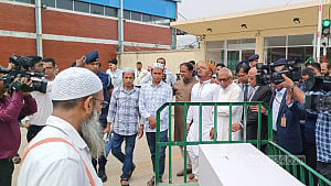 দুবাইয়ে হামলায় নিহত আহমদের মরদেহ গ্রহণ করলেন প্রবাসীকল্যাণ মন্ত্রী