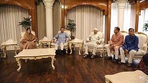 সাবেক প্রধান উপদেষ্টার সঙ্গে প্রধানমন্ত্রীর শুভেচ্ছা বিনিময়