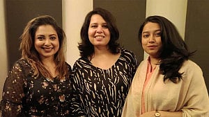 নারী দিবসে ৩ শিল্পীর ‘নারী যায় বাড়ি’
