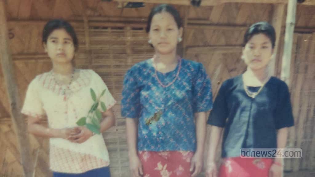 গ্রামে থাকার সময় দুই বোনের সঙ্গে ঐতিহ্যবাহী পোশাকে লিংসাই খুমী। 