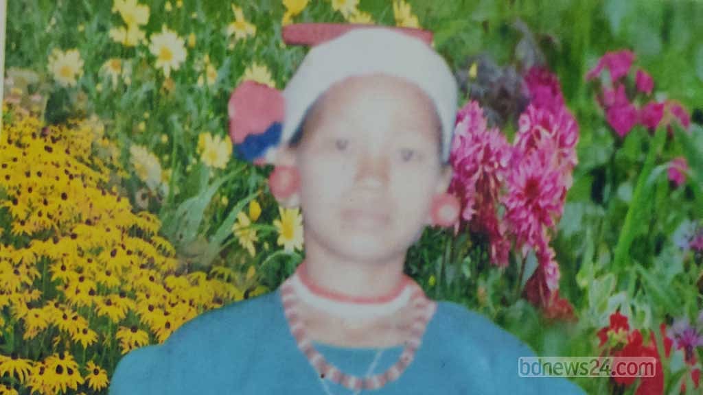 লিংসাই খুমীর তৈরি করা নিজেদের ঐতিহ্যবাহী পোষাক।