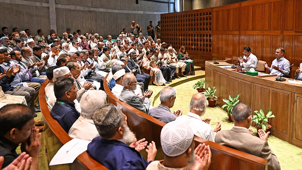 বিএনপির সংসদীয় দলের বৈঠকের শুরুতে স্পিকার হাফিজ উদ্দিন আহমদের স্ত্রী দিলারা হাফিজের মৃত্যুতে শোক প্রকাশ ও মোনাজাত করা হয়। ছবি: পিআইডি