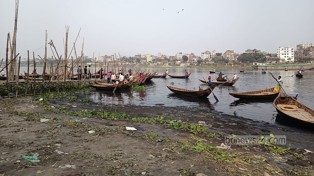 ঢাকার প্রাণ বুড়িগঙ্গার এখন এই হাল। 