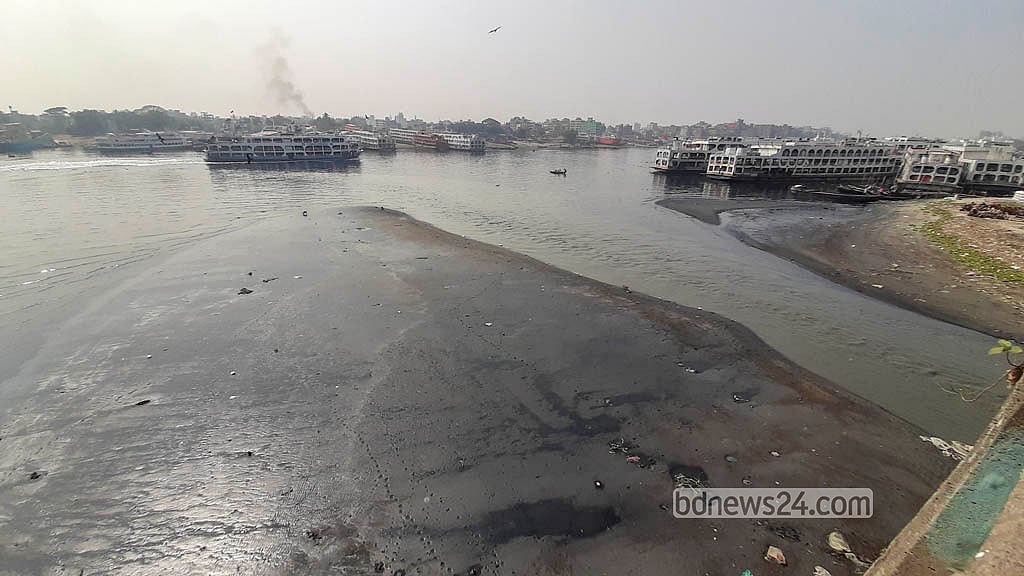 দূষণ ও দখলসহ নানা কারণে কমে এসেছে বুড়িগঙ্গার পানি ধারণের সক্ষমতা। ফাইল ছবি।